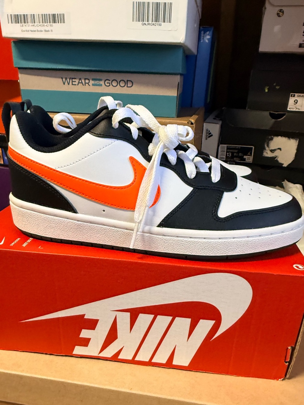 Nike Kids Low-Top Sneakers in White, Black & Orange